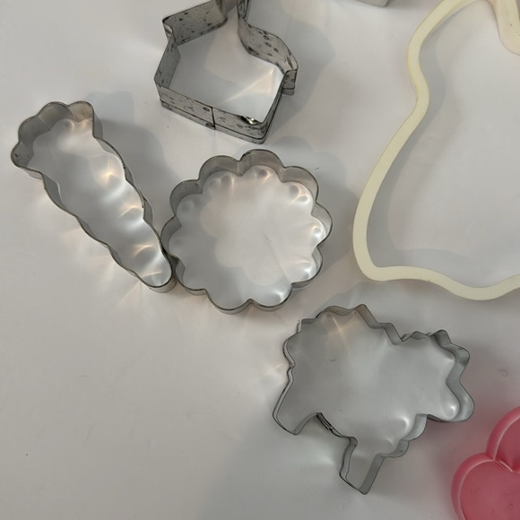 Lot Of 13 Miscellaneous Cookie Cutters Plastic & Metal Ghost church M & M Mitten - Picture 7 of 8